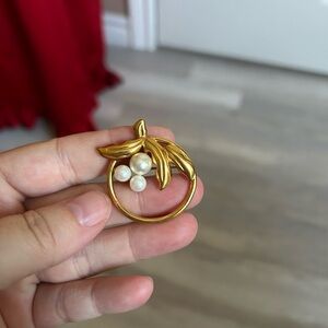4/$50 NAPIER Gold and Pearl Leaf Brooch 😍